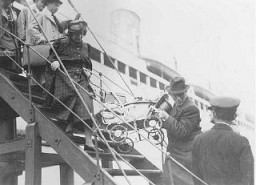 Refugiados judíos de Alemania y Austria llegan al puerto de Shanghai.