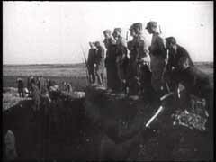 Nel luglio del 1944 i Sovietici liberarono il campo di sterminio di Maidanek. La Commissione di Inchiesta sui Crimini Nazisti, composta da Polacchi e da Sovietici, decise di documentare le atrocità commesse dai Nazisti durante l'occupazione tedesca della Polonia; essi ordinarono quindi l'esumazione dei cadaveri sepolti a Maidanek per dimostrare le uccisioni di massa compiute dai nazisti all'interno del campo. La commissione pubblicò poi a Mosca i risultati dell'indagine, il 16 settembre 1944, in polacco, russo, inglese e francese.