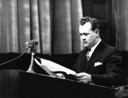 ألكسندر جي هاردي, وهو محامي مساعد لنائب العام خلال محاكمة الأطباء. نورنبرغ بألمانيا من 9 ديسمبر 1946 إلى 20 أغسطس 1947.