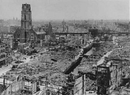Vista de Rotterdam después del bombardeo alemán durante la campaña occidental en mayo de 1940. Rotterdam, Países Bajos, mayo de 1940.