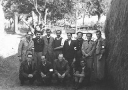 Doce médicos judíos húngaros en el campo de trabajos forzados de Iklad.