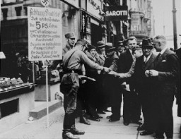 Membres des SA (Sturmabteilung, sections d’assaut) distribuant des prospectus lors du boycott antijuif.