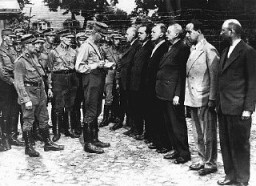 La llegada de prisioneros políticos al campo de concentración de Oranienburg.