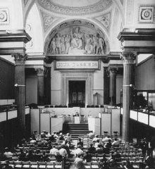 Sala del tribunal donde juzgaron a Klaus Barbie, ex jefe de la Gestapo (la policía secreta del estado alemán) en Lyon, acusado de haber cometido "crímenes contra la humanidad". Lyon, Francia, mayo de 1987.