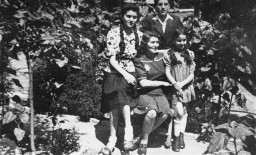 La familia Aigner de Nove Zamky, Checoslovaquia. Laszlo (Leslie) Aigner (de pie, atrás) sobrevivió al campo de Auschwitz; su madre ...