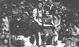 La famille Aigner de Nove Zamky, Tchécoslovaquie. Laszlo (Leslie) Aigner (debout, à l’arrière) survécut au camp d’Auschwitz ; sa mère (assise) et sa sœur Marika (debout, à droite) y furent gazées. Mai 1944.