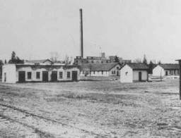 Les baraques et l'usine de munitions dans l'une des premières photos du camp de concentration de Dachau. Dachau, Allemagne, mars ou avril 1933.