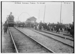 A belgiumi Antwerpenből érkező menekültek a vasúti sínek mellett Hollandiába gyalogolnak az I. világháború alatt.