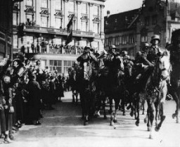 Cidadãos alemães regozijam nas ruas com a entrada das tropas nazistas em Duesseldorf