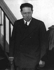 <p>Author <a href="/narrative/7679">Lion Feuchtwanger</a> in New York, November 17, 1932.</p>
<p>Feuchtwanger's 1930 novel <em>Erfolg</em> (Success) provided a thinly veiled criticism of the <a href="/narrative/11449/en">Beer Hall Putsch</a> and Hitler's rise to leadership in the Nazi Party. He was targeted by the Nazis. After the <a href="/narrative/65/en">Nazi takeover</a> on January 30, 1933, his house in Berlin was illegally searched and his library was plundered during his lecture tour in the United States.</p>
