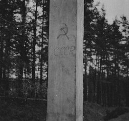 Poste marqué avec des symboles soviétiques le long de la ligne de démarcation entre la Pologne sous occupation allemande et celle sous occupation soviétique.