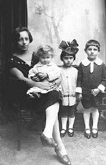Una fotografía de la preguerra de tres niños judíos con su niñera.