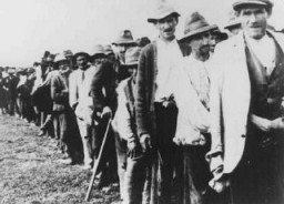 Ciganos (Romanis) sendo deportados para campos de concentração croatas