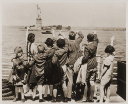 أطفال على متن "الرئيس هاردينج" ينظرون إلى تمثال الحرية عند الوصول إلى ميناء نيويورك. تم حضورهم إلى الولايات المتحدة من قبل جيلبرت وإليانور كراوس. نيويورك ، الولايات المتحدة ، يونيو 1939.