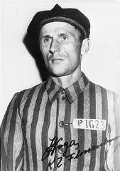 Le prisonnier polonais (distingué par une pièce de tissus d’identification portant un “P” pour Polonais) Julian Noga, au camp de concentration de Flossenbürg. Allemagne, entre août 1942 et avril 1945.