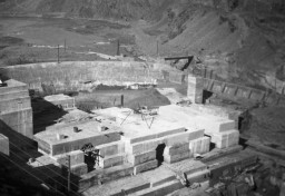 Vue d'un barrage que des travailleurs forcés du camp d'Im-Fout, au Maroc, sont en train de construire. Photographie prise en 1941-1942. 