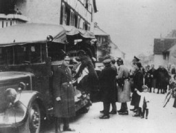 Deportación de judíos alemanes a Francia, donde oficiales del gobierno de Vichy los recluirían en el campo de Gurs (en el suroeste de Francia). Gailingen, Alemania, octubre de 1940.