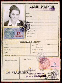 Simone Weil conservait cette carte d'identité vierge avec sa photo pour le cas où sa couverture "Simone Werlin" aurait été dévoilée, et si elle avait eu besoin de se forger une nouvelle fausse identité. Des travailleurs de la résistance et des employés gouvernementaux sympathisants lui fournirent les cachets et signatures nécessaires. Certains faux documents ont aidé Weil dans son travail de secours aux enfants juifs en tant que membre de l'organisation d'aide et de secours, l'Oeuvre de Secours aux Enfants ( OSE).
