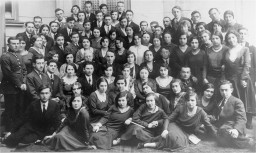 Graduados del liceo hebreo Piotrkow Trybunalski. Piotrkow Trybunalski, Polonia, 1929.