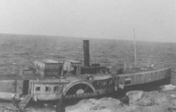 Le “Pentcho”, bateau de réfugiés avec à son bord 510 passagers partant pour la Palestine, dans la mer Egée. Les machines tombèrent en panne et le navire fut sauvé par un bateau de guerre italien.Octobre 1940.