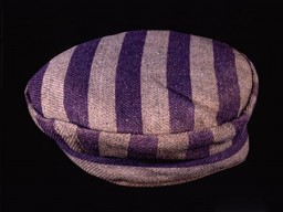 Después de su traslado de Theresienstadt al campo de concentración de Auschwitz en 1942, Karel Bruml usó esta gorra durante su trabajo forzado en la fábrica de goma sintética de Buna, ubicado en la sección Buna-Monowitz del campo.