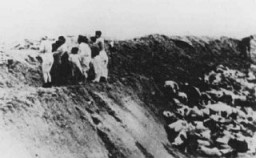 나치와 라트비아 민병대 일원이 유태인에게 옷을 벗으라고 명령한 다음, 참호에서 총살했다.