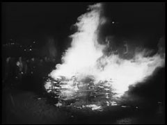 フィルム映像の「ナチ計画」は、1945年12月11日にニュルンベルクの国際軍事裁判において証拠として提出されました。バッド・シュルバーグ氏と米軍の関係者たちによって、海軍司令官ジェームス・ドノバンの監督のもと、裁判のために編集されたものです。編集者たちは、公式のニュース映画などドイツの資料のみを使用しました。このフィルム映像は、「焚書 1933年5月10日」と題されています。
