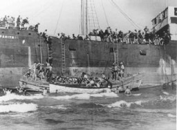 El barco de Aliyah Bet (inmigración "ilegal") "Parita", llevando 850 refugiados judíos, atracado en un banco de arena a poca distancia ...