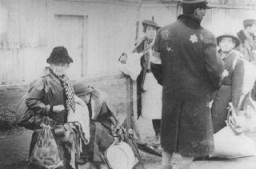 Déportés juifs du Luxembourg, d’Autriche, et de Tchécoslovaquie lors de la déportation du ghetto de Lodz vers le camp d’extermination de Chelmno. Lodz, Pologne, 1942.