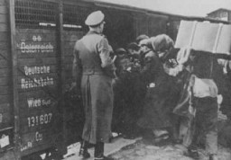 Juden werden in Güterwagen gezwungen, mit denen sie in das Vernichtungslager Belzec deportiert werden. Lublin, Polen, 1942.