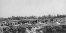 A Babi Yar, des membres de l'Einsatzgruppe C (unité mobile d'extermination) forcent des groupes de Juifs à remettre leurs biens et à se déshabiller avant d’être abattus dans le ravin. Près de Kiev, Union soviétique, 29 ou 30 septembre 1941.