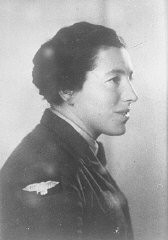 La parachutiste juive Haviva Reik avant sa sortie en mission pour aider les Juifs de Slovaquie au cours du soulèvement national ...