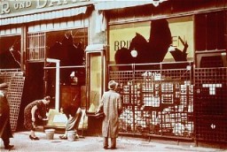 Vitrines de magasins appartenant à des Juifs endommagées durant le pogrom de la Nuit de cristal (Kristallnacht). Berlin, Allemagne, 10 novembre 1938.
