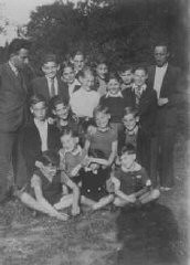 Jóvenes refugiados judíos procedentes de los campos de tránsito franceses, en el hogar para niños "Maison des Pupilles de la Nation" de la Sociedad de Ayuda para los Niños (OSE). Algunos de los niños estaban huyendo hacia Suiza. Aspet, Francia, junio-agosto de 1942.