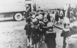 1942年9月の外出禁止令施行中、ポーランドのウッチゲットーから移送されるユダヤ人の子供たち。