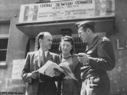 David Wodlinger, l’un des représentants du Joint Distribution Committee canadien (organisation caritative juive américaine), rencontre des membres du Comité juif central des personnes déplacées. Camp de personnes déplacées de Bergen-Belsen, Allemagne, entre 1946 et 1948.