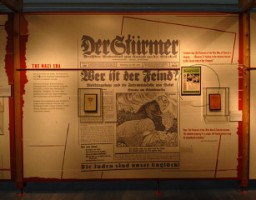 عجائب گھر میں رکھا ہوا یہ نمونہ یہ وضاحت کرتا ہے کہ نازیوں نے یہودیوں کے خلاف نفرت پھیلانے کیلئے "پروٹوکولز" کو استعمال کیا۔