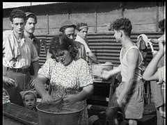 En juillet 1947, 4500 réfugiés juifs quittèrent des camps de personnes déplacées en Allemagne et embarquèrent sur l'"Exodus 1947" en France. Ils tentèrent de se rendre en Palestine même s'ils n'avaient pas reçu des autorités britanniques l'autorisation de débarquer. Les Britanniques interceptèrent le bateau et renvoyèrent de force les réfugiés juifs en Allemagne. Dans ces images, des Juifs de l' "Exodus 1947" sont confinés à Poppendorf, en Allemagne. Le calvaire des passagers de l'"Exodus" devait devenir le symbole de la lutte en faveur de l'immigration juive en Palestine.