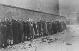 Judeus capturados durante a revolta do gueto de Varsóvia, na Polônia. Foto tirada entre 16 a 19 de maio de 1943.