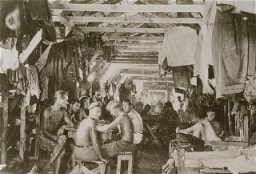 Les conditions de vie dans la promiscuité : détenus à l’intérieur d’une baraque au camp de détention de Gurs. France, probablement en 1940.