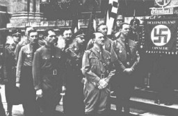 Adolf Hitler y otros participantes del Putsch de Hitler, durante la celebración del aniversario de su fallido intento de tomar el poder. Detrás de Hitler, se encuentran de pie Rudolf Hess (izquierda) y Heinrich Himmler. Múnich, Alemania, 9 de noviembre de 1934.