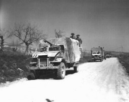 Soldats et véhicules de la Brigade juive, ayant participé à l’offensive finale des Alliés en Italie. Italie, 24 mars 1945.