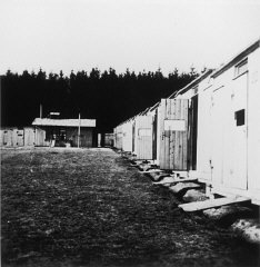 Vista de las barracas en el campo de reclusión de Lety. Lety, Checoslovaquia, durante la guerra.