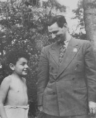 Joseph Schwartz, director del Comité Judío Estadounidense para la Distribución Conjunta en Europa, habla con un niño judío sobreviviente durante una misión de alivio para Polonia, 22 de julio de 1946.