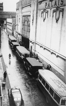 Autobus stationnés à l'entrée du Vélodrome d'Hiver, où près de 13 000 Juifs furent rassemblés avant d'être transportés vers Drancy et d'autres camps de transit. Paris, France, 16-17 juillet 1942.