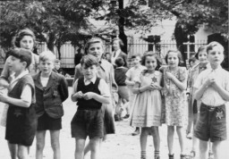 Fotografía de unos niños judíos en el ghetto de Theresienstadt tomada durante una inspección de la Cruz Roja Internacional.