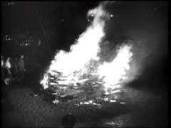 Libri vengono bruciati durante un discorso di Goebbels