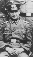 Le lieutenant SS Klaus Barbie en uniforme nazi. Barbie, responsable d’atrocités contre les Juifs et les combattants de la résistance en France, est connu sous le nom du “Boucher de Lyon.” Allemagne, date incertaine.