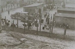 Survivants, soldats américains, et personnels de la Croix-Rouge au camp de concentration de Mauthausen.