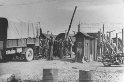 Dernier groupe de réfugiés juifs européens quittant un camp de détention britannique pour Israël.
